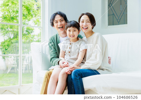 親密的家人坐在客廳的沙發上 104686526