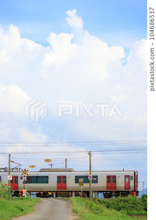 Series 815 train passing under the summer sky (JR Kyushu) 104686537