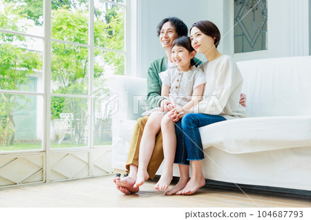 親密的家人坐在客廳的沙發上 親密的家人坐在客廳的沙發上 104687793