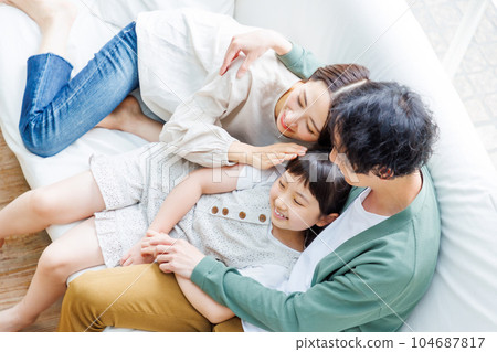 一家人在客廳的沙發上放鬆 104687817