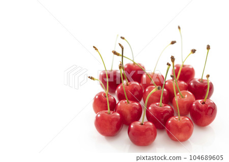 在白色背景的初夏水果櫻桃 104689605