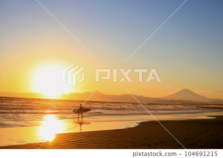 Surfer Shonan beach bathing in the setting sun Surfer Shonan beach bathing in the setting sun 104691215