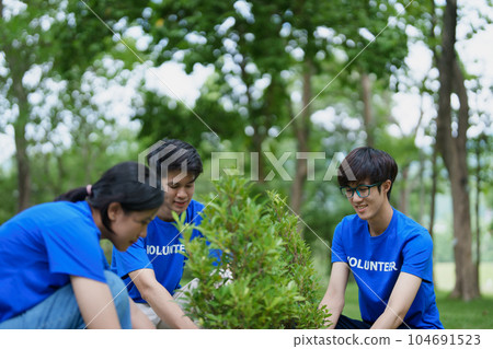 Volunteers of various nationalities are showing solidarity by sacrificing their personal time  104691523