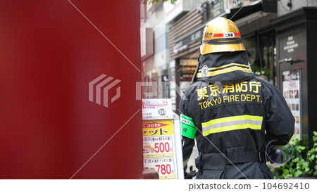 身穿黑色消防服的特種消防中隊（2023年7月3日新橋大樓爆炸） 104692410