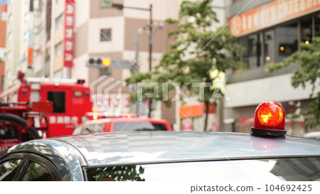 消防車和蒙面警車（2023年7月3日新橋大樓爆炸） 104692425