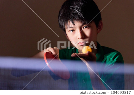 打乒乓球的小學生 104693817