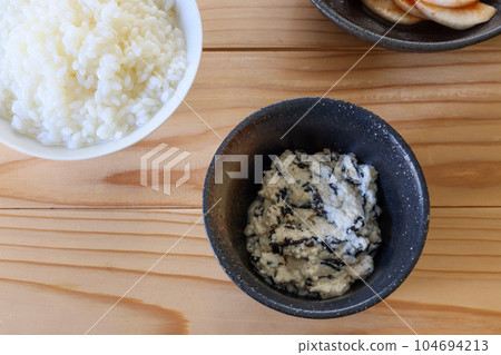 桌上有白醬和米飯的羊栖菜 桌上有白醬和米飯的羊栖菜 104694213