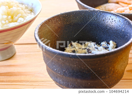 桌上有白醬和米飯的羊栖菜 桌上有白醬和米飯的羊栖菜 104694214