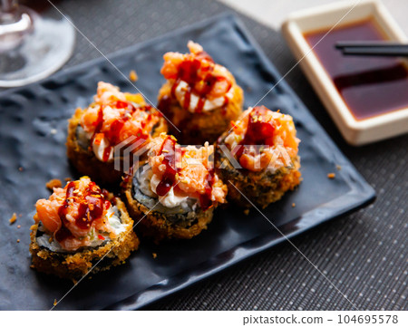 Futomaki - big japanese rolls closeup 104695578