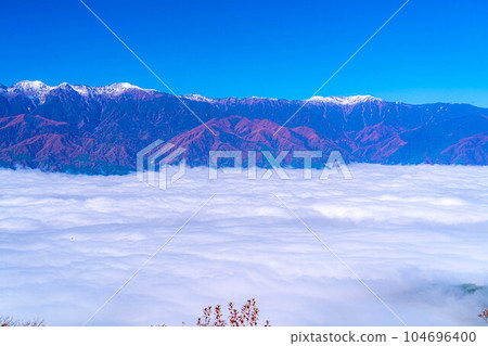[雲海素材]秋天從神風形山看到稻穀的雲海[長野縣] 104696400