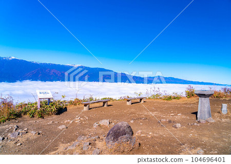 [Sea of clouds material] Sea of clouds in Inadani seen from Mt. Jinbagata in autumn [Nagano] 104696401