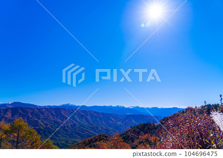 [秋天素材]從神馬形山看到的南阿爾卑斯山的三段紅葉[長野縣] 104696475