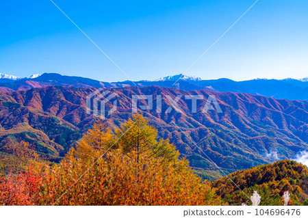 [秋天素材]從神馬形山看到的南阿爾卑斯山的三段紅葉[長野縣] 104696476