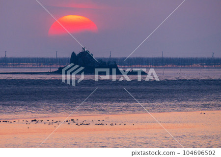 以夕陽為背景的田剝島,是《枕上書》、《伊勢物語》等平安時代書籍中出現過的島嶼。 以夕陽為背景的田剝島,是《枕上書》、《伊勢物語》等平安時代書籍中出現過的島嶼。 104696502