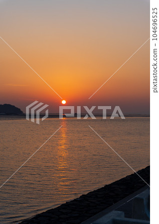 夕陽映襯下的田割島周邊景色。 104696525