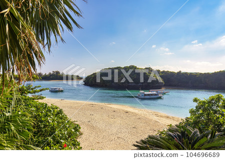 Kabira Bay (Ishigaki island, sunny in October) 104696689