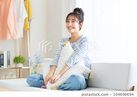 Young woman relaxing in the living room 104696694