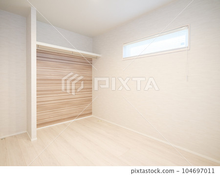 帶開放式衣櫃的房間 104697011