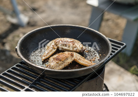 [Burning chicken wings with open fire on the Nakatsugawa riverbed] 104697022
