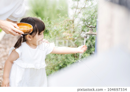 Child washing mini tomatoes 104697334