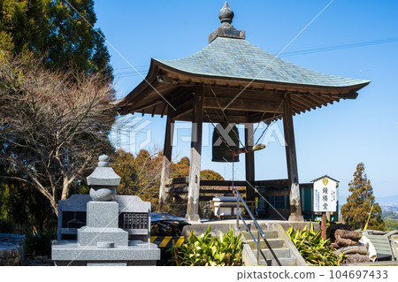 Fukoji Temple ``Bonsho and view of the precincts ``Garyubai, a famous spot for autumn foliage in autumn'' Omuta City Fukoji Temple ``Bonsho and view of the precincts ``Garyubai, a famous spot for autumn foliage in autumn'' Omuta City 104697433