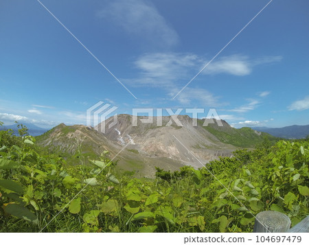從展望台看到夏天的有珠山 從展望台看到夏天的有珠山 104697479