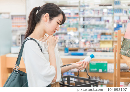 一名婦女在藥房/藥店購買消毒液、漱口水、清潔液、驅蟲劑和非處方藥 104698197
