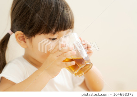 女孩喝大麥茶的照片 104698372