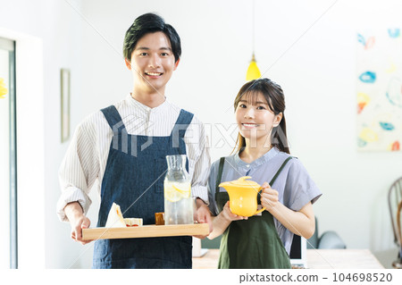 學生兼職工作快樂地在咖啡館工作 104698520