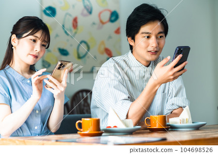 約會期間專注於智能手機的情侶 104698526