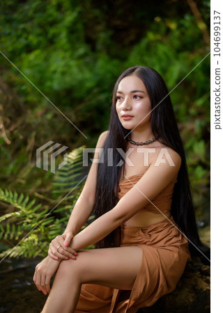 Portrait of beautiful woman 104699137