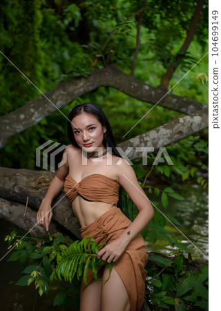 Portrait of beautiful woman 104699149