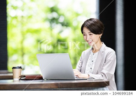 在大堂工作的女人 在大堂工作的女人 104699184