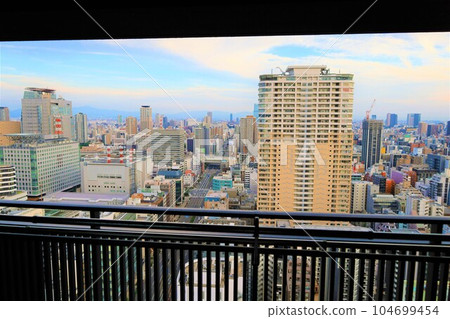 從大阪城中央區大手前附近的建築物眺望大阪城沿谷町筋的街道 104699454