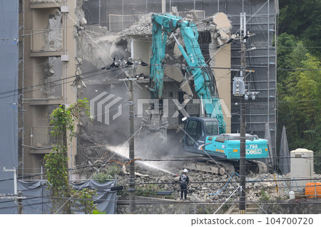 陳舊公屋將被拆除 大型重型機械拆除作業現場 104700720