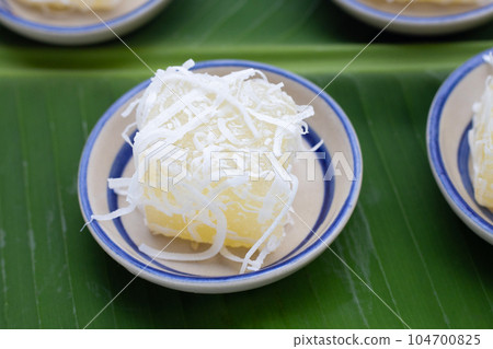 Steamed tapioca cake or cassava cake with grated coconut 104700825