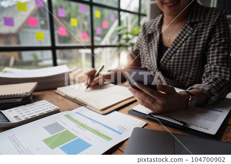 Professional analysis of business people and marketing strategy planning in the accounting workplace Professional analysis of business people and marketing strategy planning in the accounting workplace 104700902