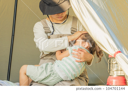 A child who comes to the campsite and is tired of playing and sleeps (poor physical condition, fever) A child who comes to the campsite and is tired of playing and sleeps (poor physical condition, fever) 104701144