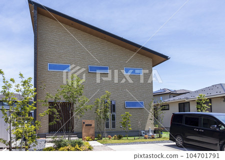 一座帶棚頂的現代新房子的外觀 104701791