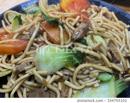Chinese fried noodle. Chow mein 104703102