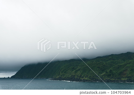 雲霧繚繞的八丈島上的三原山 雲霧繚繞的八丈島上的三原山 104703964