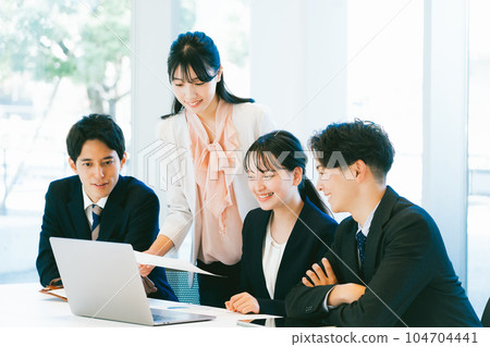 Male and female business team having a meeting in a bright office 104704441