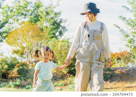 父母和孩子在公園和露營地散步 104704473