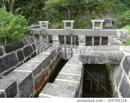 Tsujun Bridge upper water gate and 3 water pipes keep watertight with plaster 104705156