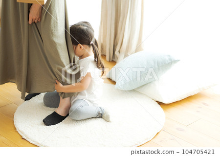 孩子擁抱媽媽的照片 104705421