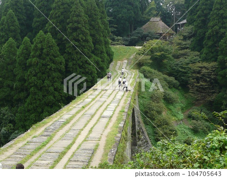 There are no handrails on the Tsujun Bridge, a stone arch aqueduct in Yamato Town, Kumamoto Prefecture. There are no handrails on the Tsujun Bridge, a stone arch aqueduct in Yamato Town, Kumamoto Prefecture. 104705643