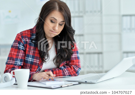 Portrait of a beautiful young woman 104707027