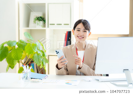 在辦公室工作的女商人 104707723