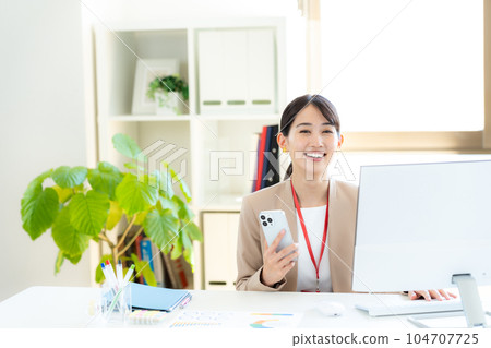 在辦公室工作的女商人 104707725