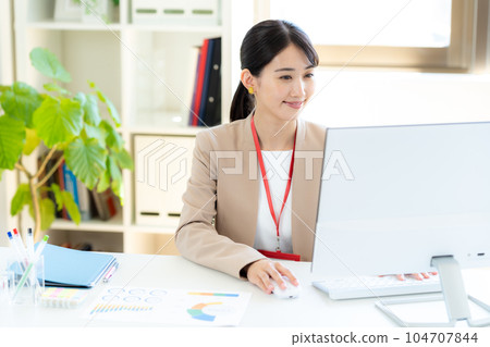 在辦公室工作的女商人 104707844